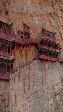 Храм, висящий в воздухе ⛩️ Сюанькунсы, подвешенный храм в Китае, недалеко от города Датун.  Построили его ещё 1500 лет назад прямо в отвесной скале, на высоте около 70 метров. Он держится на деревянных балках, вбитых в скалу, и выглядит так, будто вот-вот упадёт - но всё ещё стоит.  А вы бы решились туда подняться?