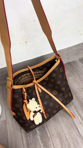 Túi công sở size 30 kèm gấu và ví con cho các bạn nha