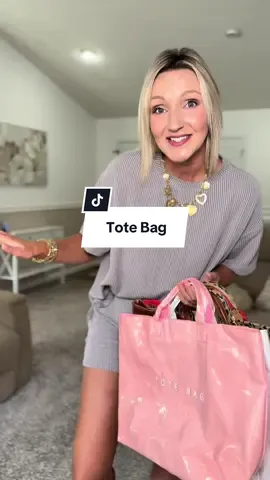 The best way to give a gift, in these affordable tote bags!✨ #purse #totebag #giftforher #gift #christmas 