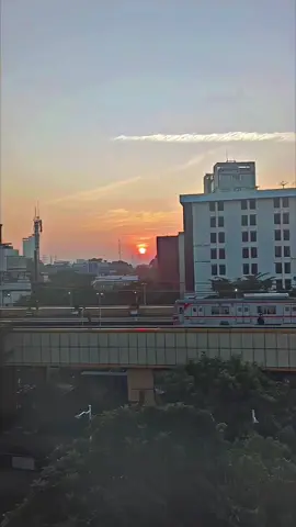 vibes jakarta di pagi hari🌄 #Vibesjakarta#kreta#kretaapiindonesia#KAI#gondangdia#yfp #mnc#inews #storytime 