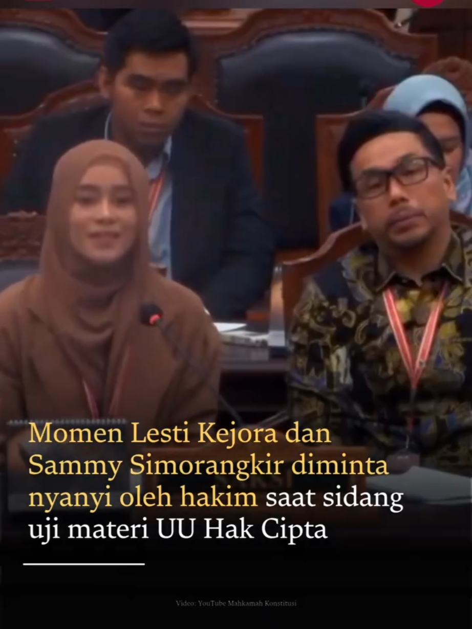 Penyanyi dangdut Lesti Kejora menghadiri sidang lanjutan uji materi Undang-Undang Nomor 28 Tahun 2014 tentang Hak Cipta yang digelar di Mahkamah Konstitusi, Jakarta Pusat, Selasa. Ada momen menarik saat persidangan itu, setelah Lesti menjabarkan keterangannya, Hakim Suhartoyo meminta Lesti untuk menyanyikan satu bait lagu yang ia ciptakan. Sesudah Lesti menyanyi, Hakim Suhartoyo juga meminta penyanyi Sammy Simorangkir yang juga hadir sebagai saksi untuk menyanyikan lagunya. Kehadiran Lesti sebagai saksi dari pihak pemohon, yakni Vibrasi Suara Indonesia (VISI). Sebelumnya, VISI melalui akun Instagram resminya mengumumkan bahwa permohonan uji materi telah diajukan pada 10 Maret 2025 oleh 29 penyanyi. Video: YouTube Mahkamah Konstitusi Repost: Instagram/@antaranewscom #lestikejora #sammysimorangkir #hakim #mahkamahkonstitusi #jakarta #mk #uuhakcipta 