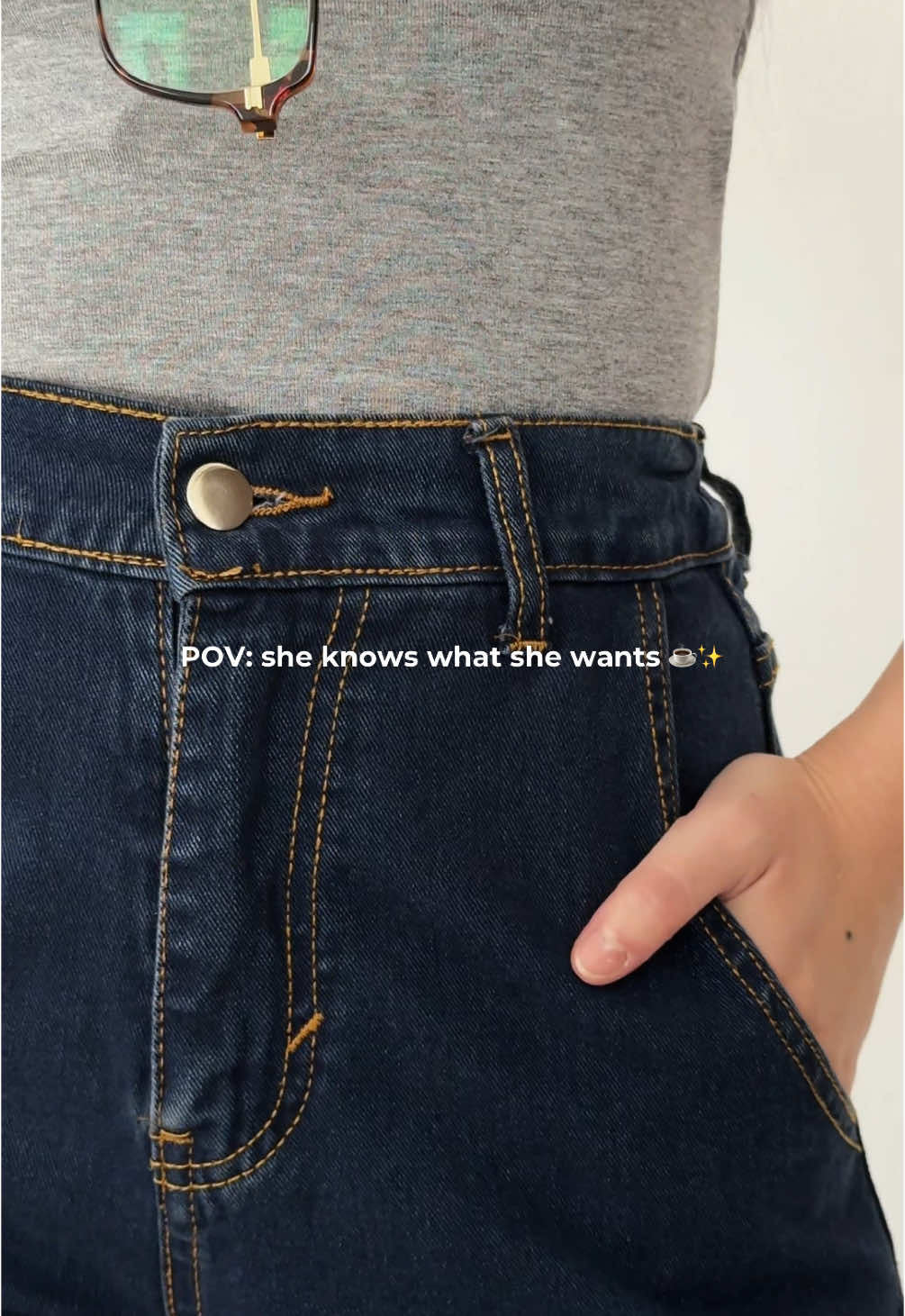 Nggak ribet, nggak nyiksa. Satu jeans aja udah cukup bikin look kamu jadi makin 💃🏻✨ #WIBGAJIAN #BeliLokal #officeoutfit #ootdinspiration #outfitcantik #jeanshighwaist #ootdfashion #jeanswanita #statementpiece