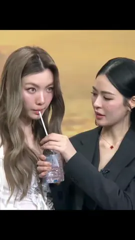 คนโสดดื่มน้ำกันยังไงคะ 🤭 #linglingkwong #ormkornnaphat #หลิงหลิงคอง #ออมกรณ์นภัส #หลิงออม #lingorm 