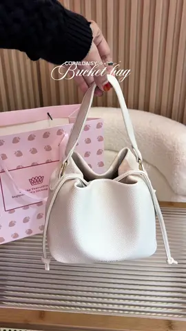 Bucket bag baru lagiiii dari  @CORALDAISY 🫶🏻 #coraldaisy #bucketbag 