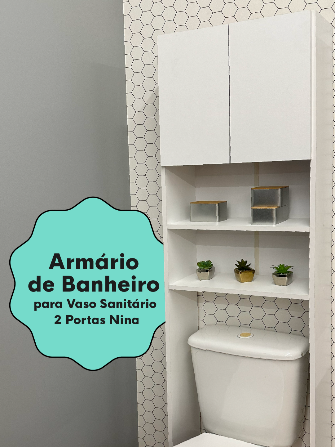 Aquele cantinho em cima do vaso que ninguém usa? Agora vira espaço útil! 🚽✨ O Armário Nina é ideal pra banheiros compactos e te ajuda a organizar toalhas, produtos de higiene e muito mais. Tudo no seu lugar, sem bagunça! E o melhor: pode ser montado de dois jeitos pra se adaptar ao seu espaço 😉 🛒 Garanta já o seu! #Multimóveis #BanheiroOrganizado #BanheiroCompacto #BanheiroPequeno