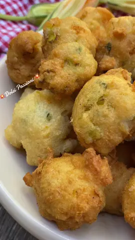 Pettoline di Fiori di Zucca 🥰 Ingredienti: 15 fiori di zucca 1 uovo grande 90 g farina 0 50 g di formaggio grattugiato (io pecorino= 80 ml di latte  1 cucchiaino di lievito istantaneo per preparazioni salate q.b. di sale Olio di semi di arachide (per friggere) Preparazione: Laviamo bene i fiori di zucca.  Li puliamo eliminando il gambo, i filini verdi intorno alla base e poi delicatamente apriamoli ed eliminiamo il pistillo all’interno.  Tagliamoli a pezzi. In una ciotola sbattiamo l’uovo con una presa di sale e il latte. Uniamo il formaggio grattugiato e mescoliamo.  Aggiungiamo la farina setacciata insieme al lievito istantaneo e mescoliamo. Alla fine aggiungiamo i fiori di zucca tagliati a pezzi e  mescoliamo per far amalgamare per bene il tutto. In una padella versiamo l'olio e facciamo arrivare a temperatura. Ora aiutandoci con 2 cucchiai tuffiamo dei mucchietti di impasto nell’olio bollente, facciamo cuocere da tutte le parti a fiamma media.  Con una schiumarola prelevare le nostre “Pettoline” adagiamole su un piatto foderato da carta assorbente e.... gustiamole!! Troppo Golose😋 #ninabellino #pettole #fioridizuccainpastella #puglia #ricette #pettolepugliesi 