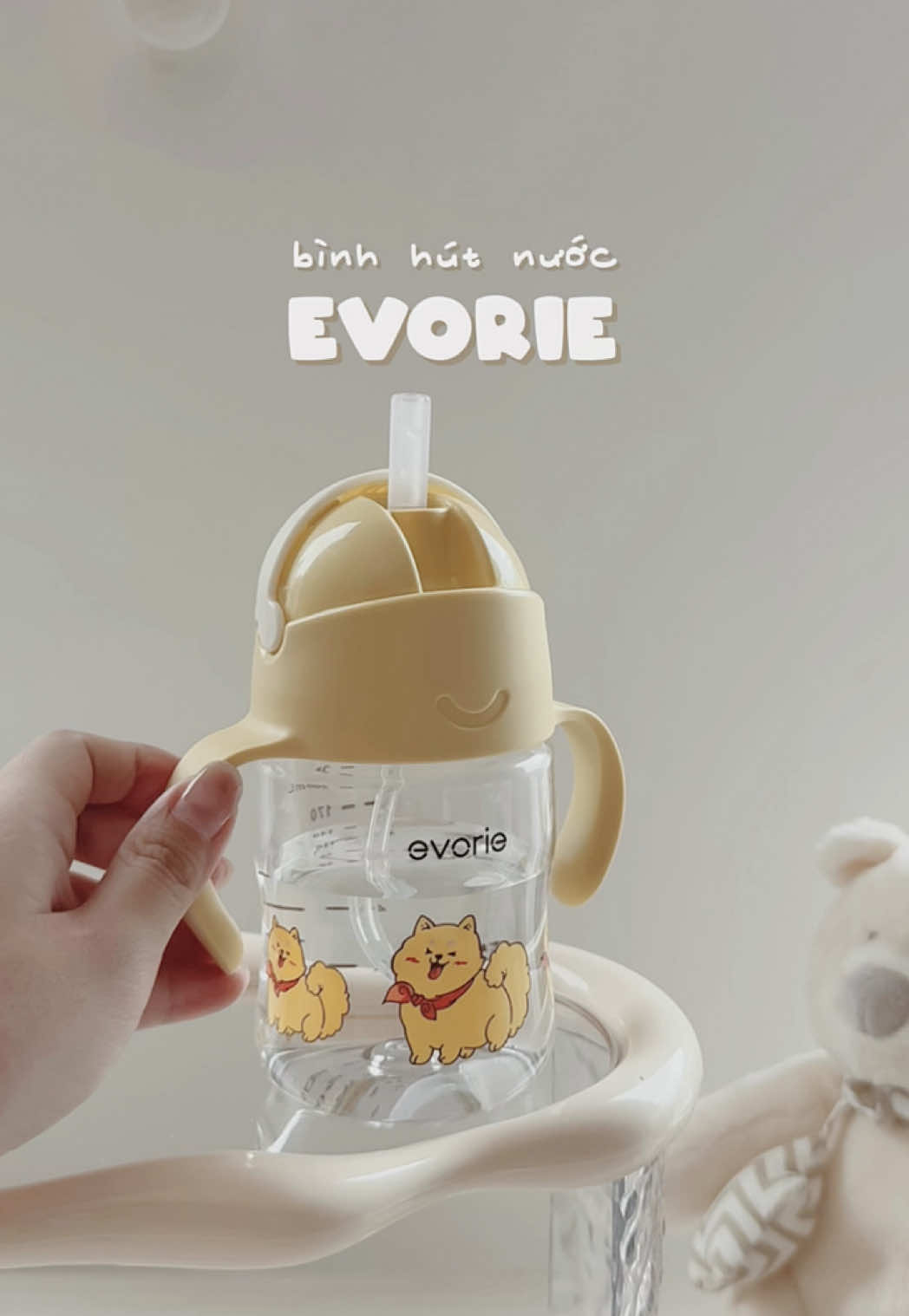 Chiếc bình hút nước bằng nhựa Tritan xịn xò đầu tiên của Shin 🫶🏻 #mevabe #meshinthuine #binhtaphut #binhevorie #evorie #binhuongnuocchobe #binhtapuongchobe 