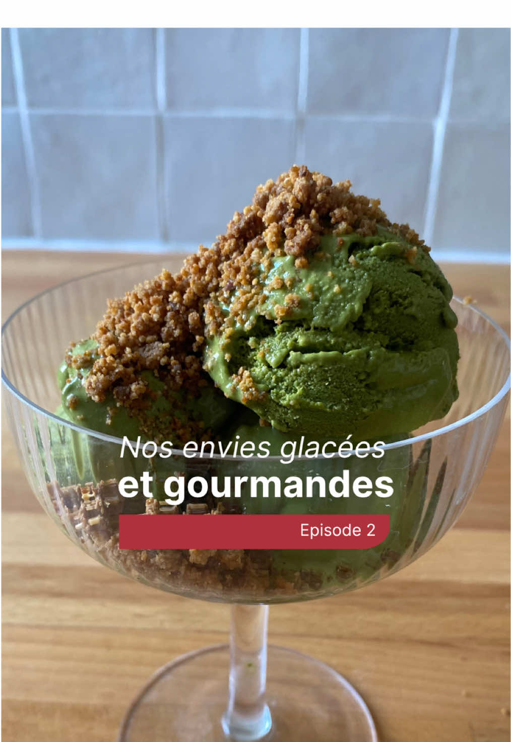 Glace matcha : ultra fraîche, ultra rapide ! On adore le petit crumble en topping, concocté avec le mini hachoir Micro, super pratique ! Glace Matcha : 3 jaunes d’œufs 80 g de sucre 30 cl de crème fraîche entière 210 ml de lait 3 c. à soupe thé matcha 1 sachet de sucre vanillé Crumble express 50 g de farine T45 50 g de poudre d’amandes 50 g de sucre roux 50 g de beurre 1 pincée de fleur de sel #magimix #faitmaison #dessertmaison #glace #glacemaison #OverskinLipCheck 