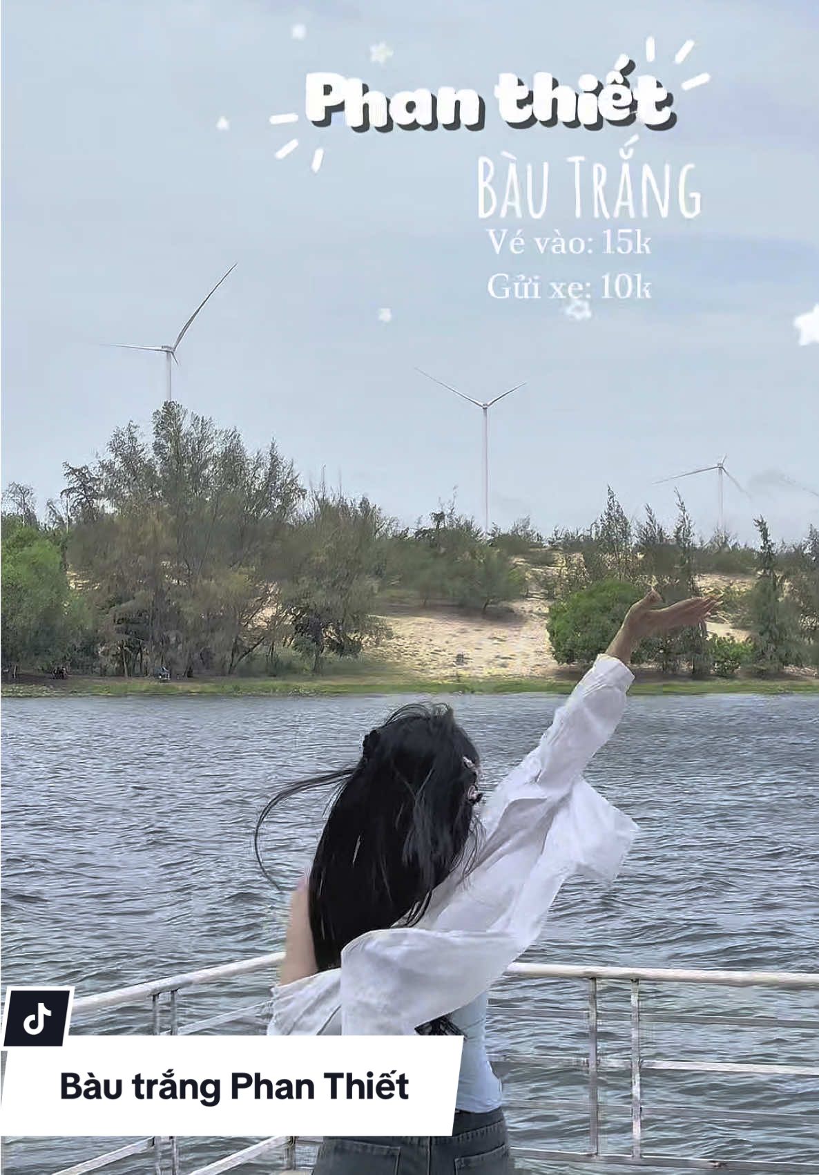 Bàu Trắng: có đồi cát, hồ và dặng cây đẹp mê, vé vào và gửi xe rất rẻ, đặc biệt là dừa lạnh mát và siu ngọt. Mn có thể lựa chọn chạy xe mô tô địa hình 800k/20p/2 người hoặc xe jeep 600k/6người và có chỗ cho thuê quần áo lun nè. Thấy mn chụp đẹp lắm mà ngày cuối cùng mình đến chạy qua còn xíu thời gian nên mình không thử. Nhưng thấy cái góc này mê lắm nha. Mát nữa, các bác nhớ chụp đây nhennn #linhmacdep #phanthiet #checkinphanthiet #muine #muinephanthiet #checkin #bautrang #bautrangmuine #bautrangphanthiet 
