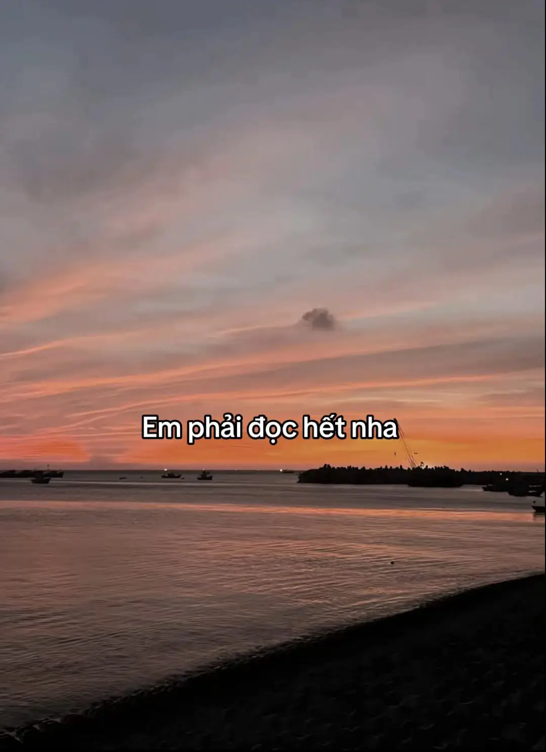 Gửi em – người từng là cả bầu trời trong anh. Chúng mình đã từng có những ngày thật đẹp phải không em? Những ngày mà chỉ cần được nhìn thấy em cười, được nghe giọng em nói, là anh đã thấy bình yên đến lạ. Mình đã đi cùng nhau một đoạn đường, chẳng dài, nhưng đủ để trái tim anh khắc sâu từng nhịp đập vì em. Anh vẫn nhớ rất rõ cái nắm tay đầu tiên, ánh mắt em khi nhìn anh – trong veo như nắng sớm nhưng cũng đủ để khiến anh ngẩn ngơ cả một quãng đời sau đó. Anh đã từng nghĩ, chỉ cần có em, thì mọi khó khăn anh đều có thể vượt qua. Nhưng hóa ra yêu thương thôi chưa đủ, và đôi khi, tình yêu cũng phải đầu hàng trước những điều tưởng như nhỏ bé nhất của cuộc sống. Có lẽ, chúng mình đến bên nhau không sai, chỉ là… ông trời đã sắp đặt một thời điểm không đúng. Anh không trách gì em cả. Em luôn là điều tốt đẹp nhất từng đến trong đời anh. Chỉ là, anh tiếc. Tiếc vì đã không thể giữ em lại khi em quay lưng. Tiếc vì những ngày tháng bên nhau chưa đủ lâu để anh kịp cho em thấy một tình yêu trọn vẹn. Và tiếc, vì trong những giấc mơ sau này, anh chỉ có thể nhìn em từ xa, mà không thể bước tới, không thể gọi tên, không thể chạm tay. Em biết không, có những đêm anh thức trắng, chỉ vì nhớ em. Nhớ từng tin nhắn vụng về, nhớ cái cách em nhăn mũi khi không vừa ý, nhớ cả những giận hờn ngốc nghếch khiến cả hai im lặng đến phát đau. Nhưng chính trong sự im lặng ấy, anh mới thấy rõ một điều – anh thương em, nhiều hơn bất cứ điều gì. Anh từng muốn bất chấp tất cả để giữ em lại. Nhưng rồi anh hiểu, yêu một người không phải là giữ họ bên mình bằng mọi giá, mà là để họ ra đi nếu điều đó khiến họ hạnh phúc hơn. Anh rời xa, không phải vì hết yêu, mà vì muốn em tìm được một nơi mà em thật sự thuộc về – nơi không có những chênh vênh, không có nước mắt, không có một tình yêu khiến em mỏi mệt. Nếu một ngày nào đó, giữa phố đông người, em vô tình lướt qua một ai đó có ánh mắt buồn giống anh, thì biết rằng – đó là người đã từng yêu em bằng cả thanh xuân. Người đó, vẫn luôn dõi theo em, âm thầm, và cầu mong em hạnh phúc. Và nếu ông trời cho anh một cơ hội khác, anh mong chúng mình sẽ gặp lại nhau – không phải để nói lời xin lỗi, cũng không phải để nuối tiếc, mà là để yêu nhau thêm một lần nữa… đúng cách hơn, đủ đầy hơn, và trọn vẹn hơn. Em à, anh sẽ luôn nhớ em – như cách người ta nhớ về một đoạn ký ức đẹp nhưng không thể quay lại. Em là thanh xuân của anh, là điều dịu dàng mà mỗi lần nghĩ đến, tim anh lại thắt lại, nhưng vẫn mỉm cười vì đã từng có em. Anh nhớ Em 🥰 #overthinking  #tâm_trạng_buồn  #anhnhoem 