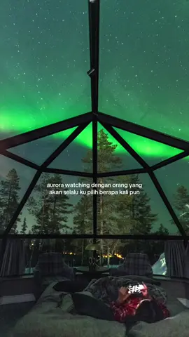 udah gitu suami ku fotografer juga?? untung namanya bukan jonathan 🤣😂  #soreistridarimasadepan #auroraborealis #finland #fyp 