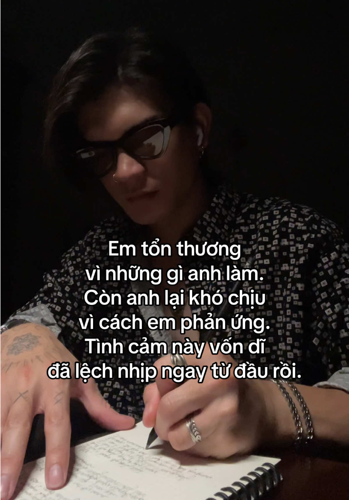 Rõ ràng, chúng ta không giống nhau trong cách yêu #hopelessromantic #darkacademia #writing #aesthetic #sg #luchen567 