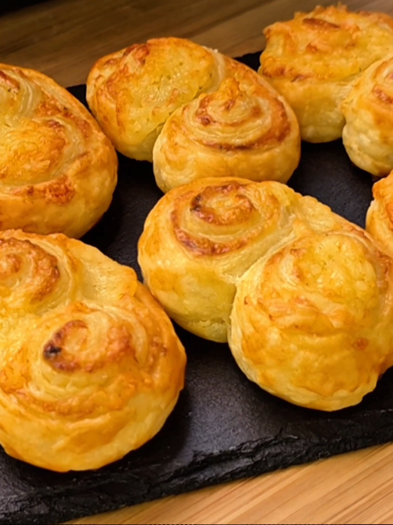 ⬇️ 🇩🇪 Rezept / 🇬🇧 recipe ⬇️ 🧀 Käse-Ohrchen 🧀 Zutaten: • 1 Packung frischer Blätterteig (275 g) • 75 g Frischkäse mit Kräutern • 125 g geriebener Käse • 1 Ei Im vorgeheizten Backofen bei 200°C 25 Minuten lang backen.  🧀 Cheese palmiers 🧀 Ingredients: • 1 sheet puff pastry (275 g) • 75 g cream cheese with herbs • 125 g grated cheese • 1 egg Bake in a preheated oven at 200°C for about 25 minutes. #puffpastry #blätterteig #snack #brunch