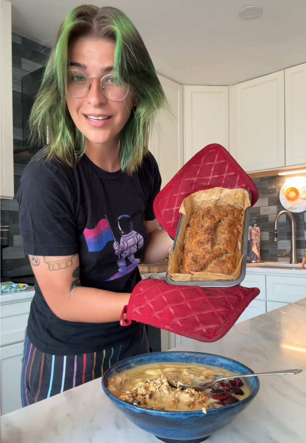 banana bread interrupted my breakfast 🍽️ #lunchwithleigh #breakfast #smoothie #creatorsearchinsights #smoothiebowl #cherry 