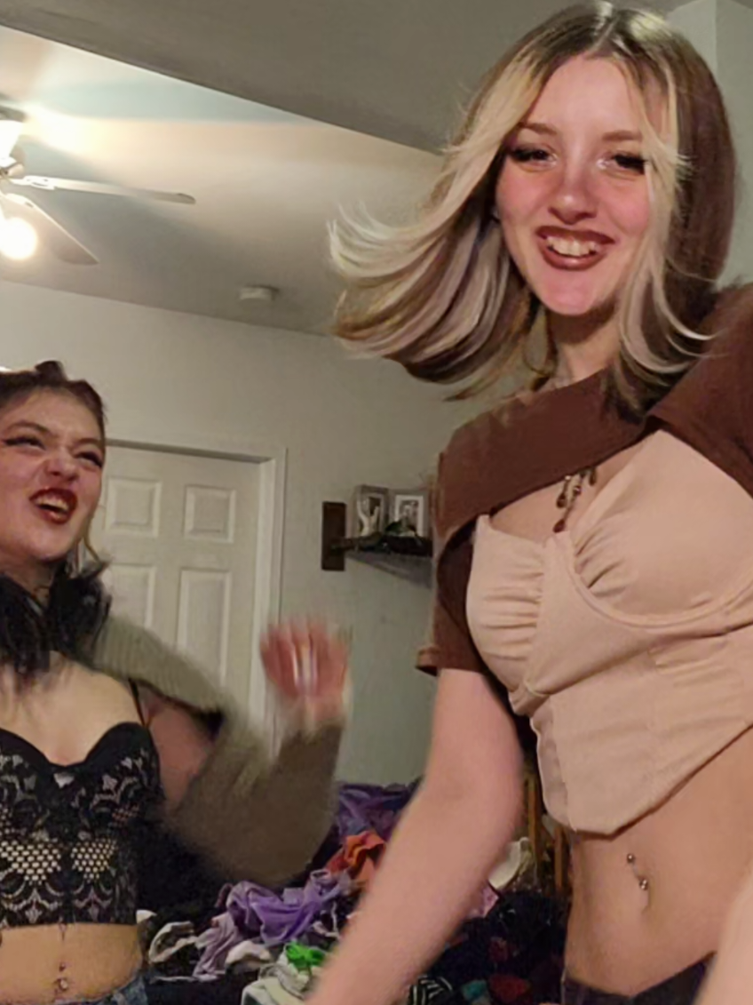 Ignore the laundry pile, we always end up swapping some clothes when we see each other 🤣🙈🫶🏼 🖤🥀 : @Frankieee  °°°° #TiktokTrend #Confident #FeelingGood #Bestie #BestFriend #duo #BFF #HerSong #SheHadTo #OOTD #OutfitCheck 