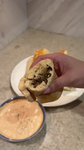 Chipotle beef burrito meal prep straight from my fitness app!🌯🤤 High protein, simple and tastes amazing. Meal prepping these has made it so much easier for me to reach my nutrition goals day to day! 🌯 Macros per burrito: 43g protein (made a mistake on the video title) 30g carbs 26g fat 526 calories Here’s what you’ll need for this recipe: For the burritos 👇🏻 - 6 tortillas - 2lbs ground beef - 1 onion, finely chopped  - 2 garlic cloves, minced - 1 tbsp olive oil - 2 tsp each cumin, garlic powder, onion powder - 1 tsp each chili powder, salt, ground black pepper - 1/4 cup cream cheese - 1/4 cup tomato paste (optional) - 1/2 cup beef broth or water - 1 cup mozzarella cheese, shredded For the sauce 👇🏻 - 1/2 cup Greek yogurt - 1 tbsp mayonnaise - 1 chipotle pepper in adobo sauce - 1 tbsp lime juice - 1 tsp honey - 1/2 tsp paprika Full step by step instructions are inside SJF app, along with so many more recipes like this one ☺️💗 Link in bio to join!