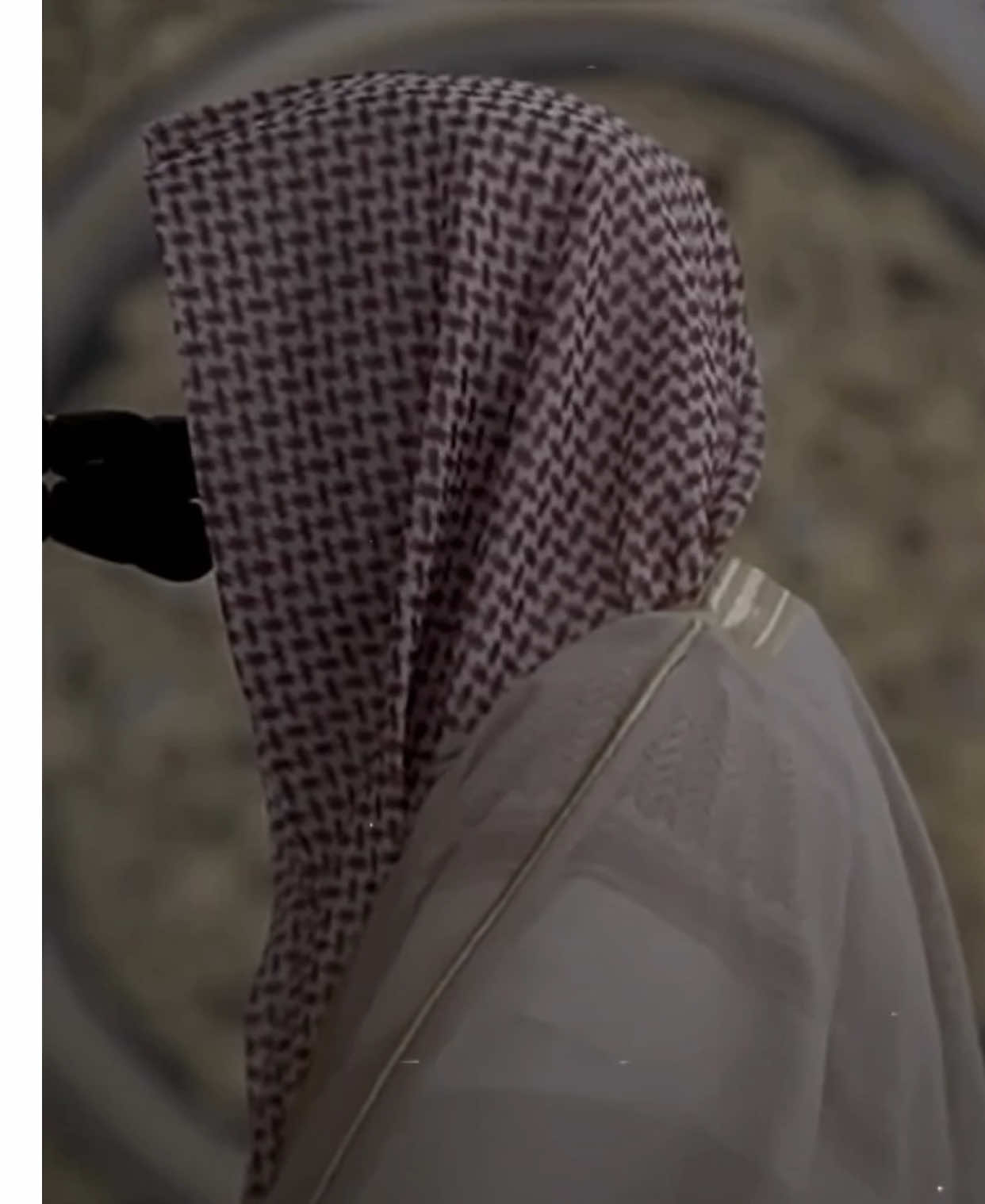 ﴿ٱلشَّيْطَٰنُ يَعِدُكُمُ ٱلْفَقْرَ وَيَأْمُرُكُم بِٱلْفَحْشَآءِ ۖ وَٱللَّهُ يَعِدُكُم مَّغْفِرَةً مِّنْهُ وَفَضْلًا ۗ وَٱللَّهُ وَٰسِعٌ عَلِيمٌ﴾  الشيطان له مدخل في التثبيط للإنسان عن الإنفاق في سبيل الله، وهو مع ذلك يأمر بالفحشاء، وهي المعاصي، والإنفاق فيها. [القرطبي: ٤/٣٥٤] تلاوة فضيلة الشيخ: د. أحمد بن علي الحذيفي من سورة البقرة.  من تراويح المسجد النبوي: صلاة التراويح ٣ رمضان ١٤٤٤هـ.  #أحمد_الحذيفي #سورة_البقرة 