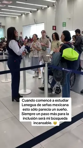 Gracias a la vida y a @Aeroméxico por darme la oportunidad diaria de hacer lo que amo con todo e inclusión. #aeromexico #lenguadeseñasmexicana #lenguadeseñas 