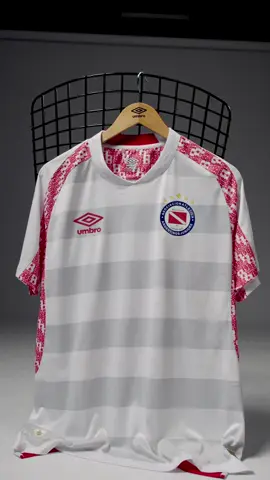 Champions of America. @Argentinos Juniors  40 years after that historic triumph, we present the new away kit of Argentinos Juniors — a tribute to the team that defined an era. To celebrate, we’re joined by three of its legendary players: Sergio Batista, Adrián Domenech, and Enrique Vidallé. The legacy lives on through Tobías Ramírez, part of the new generation.