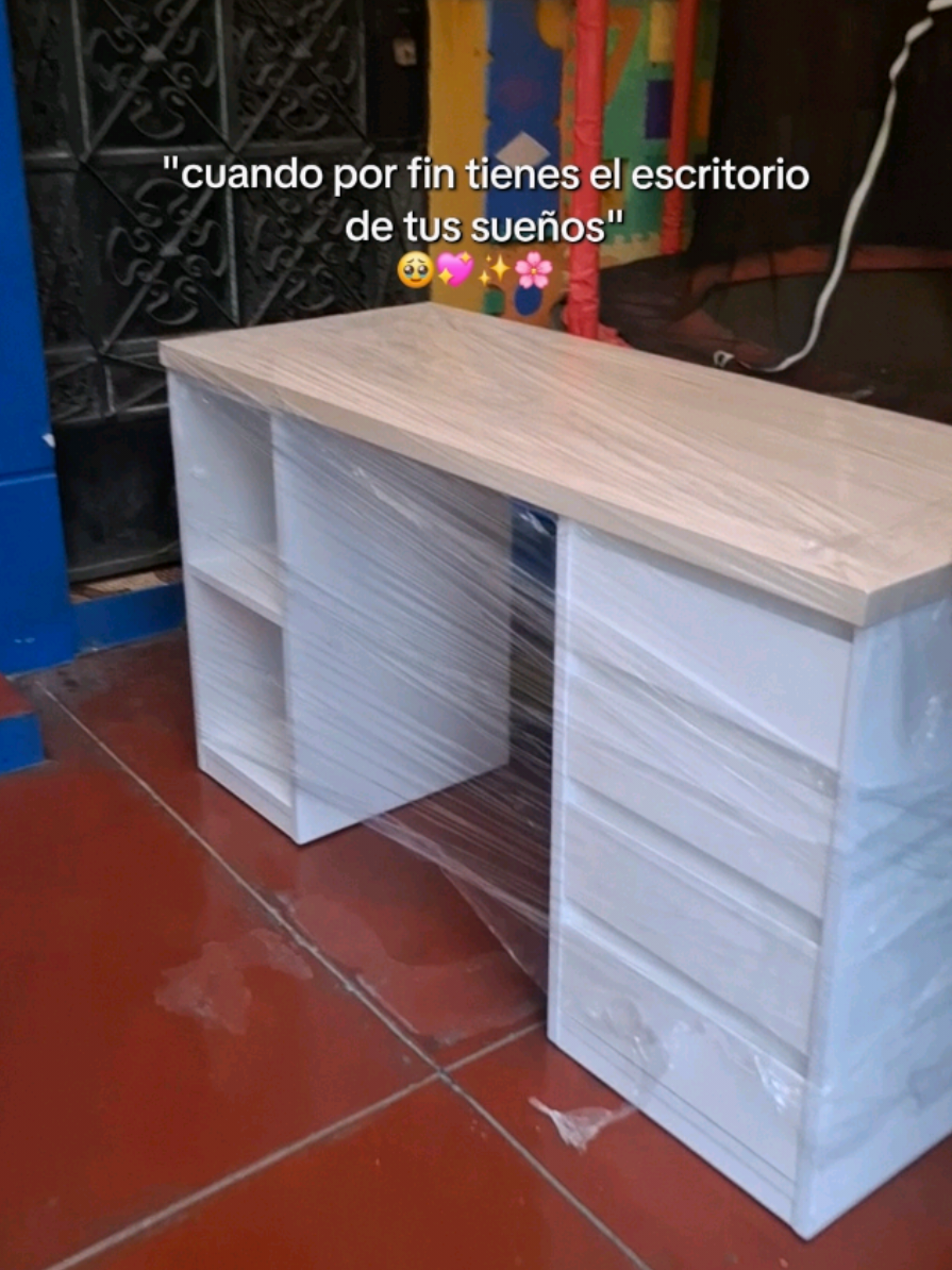 Tu también quieres ese escritorio ideal? nosotros lo hacemos realidad Que esperas para empezar a crear tu espacio soñado?💛🌸✨ #interiordesign #escritorio #estilopinterest #interiordesign #oficentro #stylepinterest #lima 
