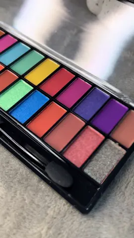 Paleta de sombra 28 cores entre elas sombras sintilantes, opacas ✨🩷 #menina #garota #sombra #cores #paletasdecores #produtos #dicadebeleza #autocuidadofeminino 