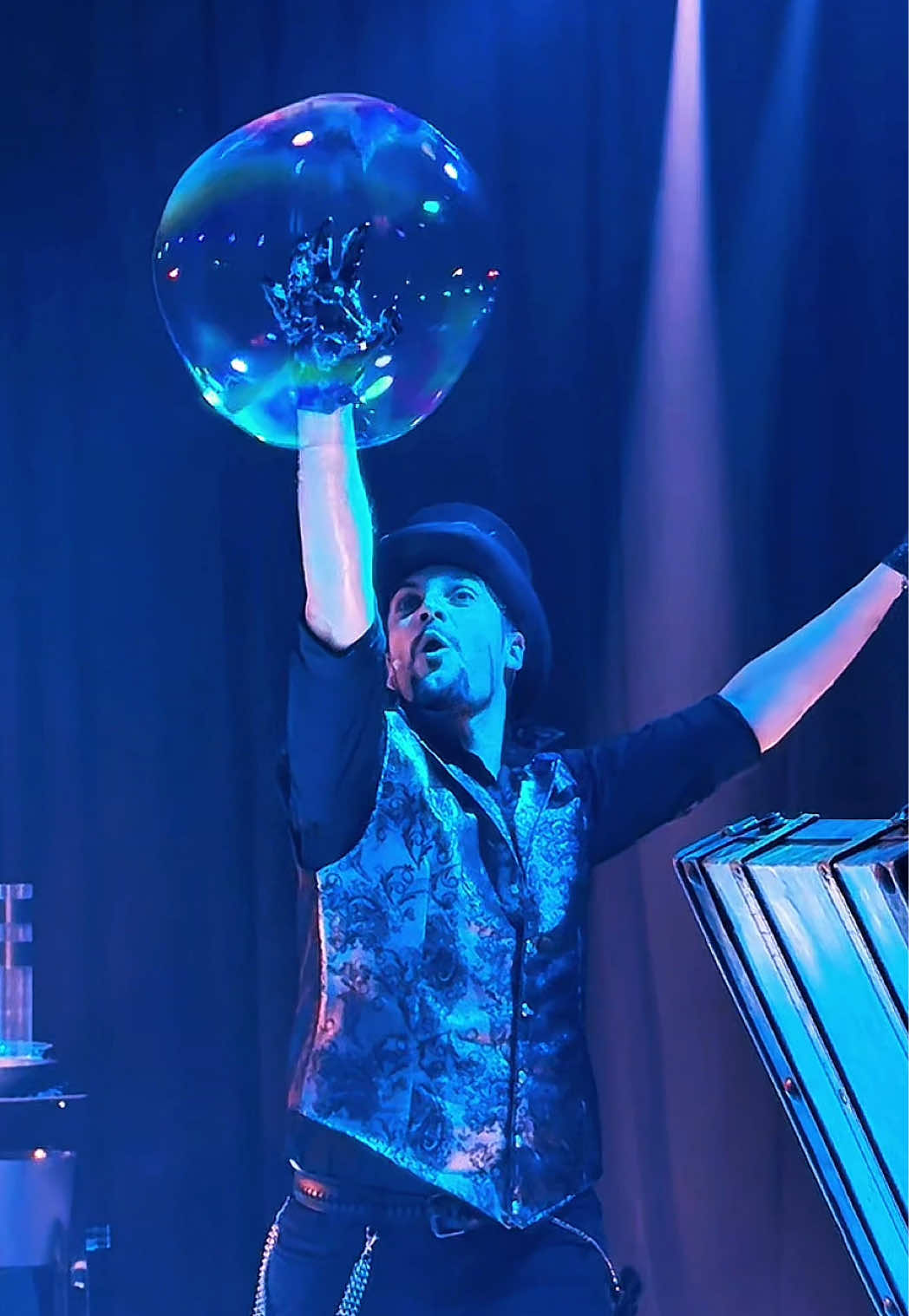 Boring day…? Flip it around with a bit of bubble manipulation 😄🫧✨! . . . #burbujasdejabón  #espectáculo #bubbleshow #soapbubbles  #bubbles #bolledisapone           