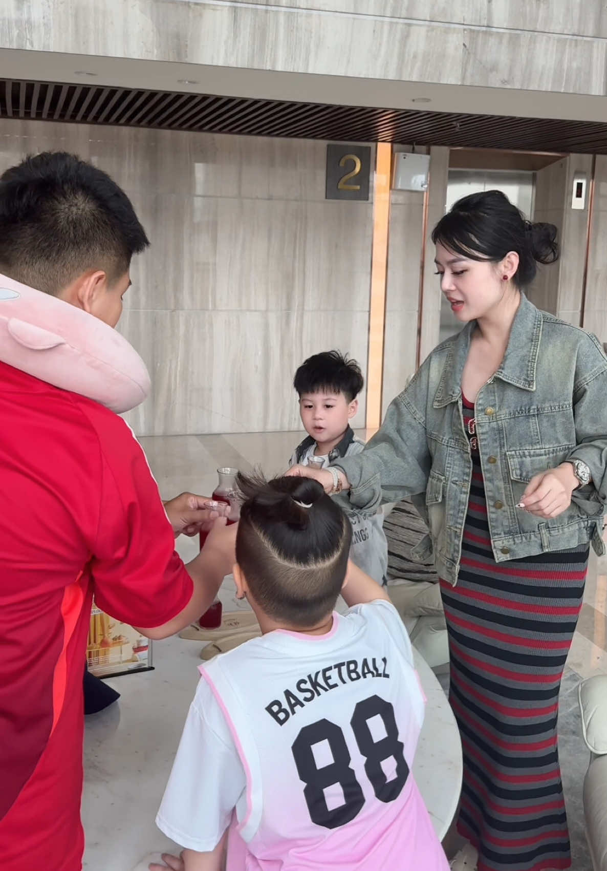 Đi nhận phòng ksan uống nước chào mà gđinh tui cheer như chào năm mới luôn vậy đó 🤣 #trend #xuhuong #fyd 