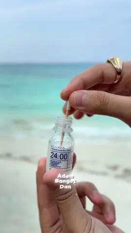 Lagi chill di pantai tiba-tiba jerawat muncul gak diundang 😩 Untung bawa IceLer Skin, si totol jerawat ampuh yang selalu ready! 💧 Adem di kulit ⚡️Bikin jerawat cepet reda 📦 Ukuran mini, gampang dibawa ke mana aja! #IceLerSkin #ObatTotolJerawat #JerawatMinggir #PantaiVibes #HealingAntiJerawat 