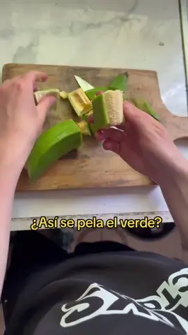 ¿Así se pela el verde verdad? 🤨😮‍💨 Ningún verde fue lastimado durante esta grabación… solo fue majado con amor y convertido en tremendo bolón 🇪🇨🍌. #platanoverde #ecuador #fypシ゚ #Viral #hechoenecuador #snacks