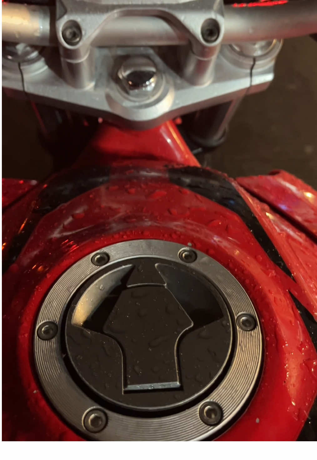 Probando productos para la moto prt4 audífonos de bluetooth para casco. Este producto es bueno en calidad y precio, te lo recomiendo si te dedicas a trabajos como repartidor o si solo quieres escuchar la ruta mientras manejas, puedes poner música y suena bien, no es un volumen tan potente pero igual te recomiendo precaución a la hora de manejar. A este producto lo califico con un 6/10 ya que encuentras algo mejor con más presupuesto y el diseño no me convence del todo. (Mención no pagada) #moto #vortx300 #flypシ #fyp #mercadolibre 