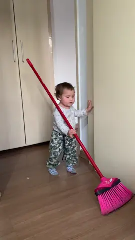 Mighty Léo grabbed the broom and now there’s no stopping him—he’s sweeping even the corners mom forgot existed! 🧹🤣👶✨ E El poderoso Léo agarró la escoba y ahora nadie lo detiene: ¡está barriendo hasta los rincones que mamá ni recordaba que existían! 🧹🤣👶✨#foryou #bdtiktokofficial #cutebaby #tik_tok 