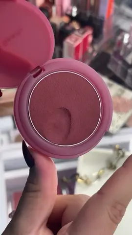 She’s so flirtatious😚🌺 The pigment goes crazy!! Blendable and beautiful are an understatement, grab this asap! Had to show that beautiful putty texture, pretty much wrecking it😭 @Rare Beauty Soft Pinch Matte Bouncy Blush in Truth. #makeup #makeuptrends #makeupreels #makeupobsessed #makeupaddict #beauty #beautyreels #beautytrends #beautyobsessed #beautyaddict #likes #ulta #sephora #makeup2025 #trends #reels #explore #explorepage #viralmakeup #viral #rarebeauty #matteblush #creamblush #sephorahaul #selenagomez #makeuptexture #makeupswatches #unboxing #newmakeup #newrelease