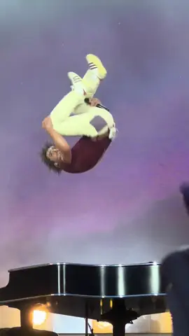 apprenez lui à se déplacer normalement 😭 #bensonboone#backflip#lollapaloozaparis#festival#pourtoi#foryou 