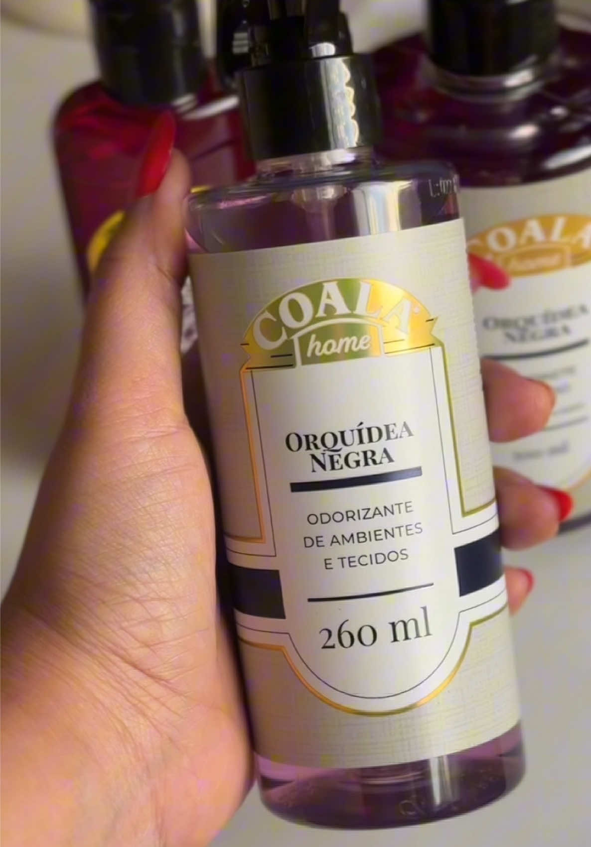 Transforme sua casa em um ambiente perfumado e elegante com o kit Coala Orquídea Negra. Aroma prolongado, frescor instantâneo e cuidados delicados para cada cantinho do lar. 🌸🖤 #coala #koala #viral #foryou #CleanTok