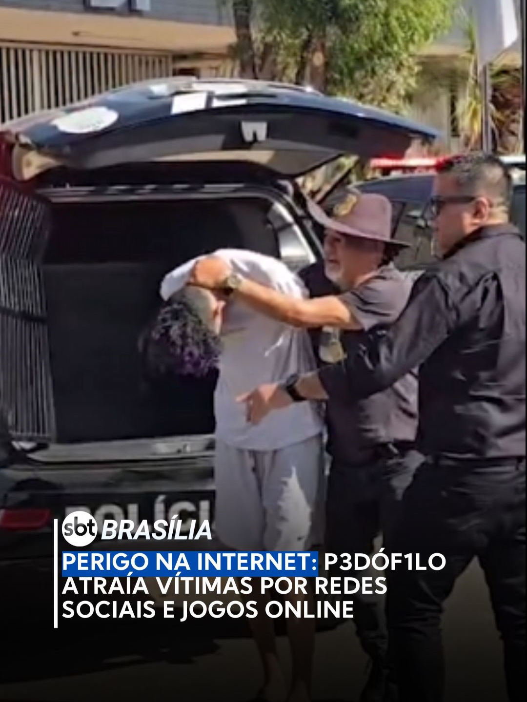 O homem tem 19 anos e foi preso suspeito de p3d0f1l1a e extorsão. De acordo com a Polícia Civil do DF, ele aliciava menores por redes sociais e jogos online, trocava conteúdos íntimos e chantageava as vítimas. A polícia acredita que ele possa estar envolvido em uma rede internacional de p3dof1lia, onde negociava esses conteúdos. Além disso, ele já tinha passagens por viol3ncia doméstica e três 3stupr0s de vulneráveis. Durante a operação, foram apreendidos celular, pendrive e computador com diversos arquivos de p0rn0gr4f1a 1nf4nt1l. As vítimas foram identificadas no Recanto das Emas, Samambaia, Gama, e até fora do DF, como na Bahia. O caso segue sendo investigado.  Ligue 197 para denúncias anônimas. #noticia #jornalismo #jornalismosbt #reportagem #policiacivil #brasília #brasiliadf #distritofederal #prisao #crime
