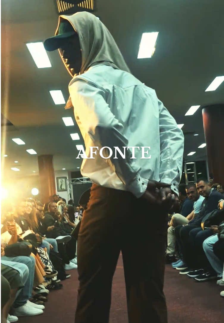 Um pouco diferente dessa vez, mas sempre um prazer trabalhar com audiovisual!  . . . . . Quer dar personalidade para os seus videos? chama na dm 🔥 #foryou #videocriativo #model #riodejaneiro #desfile #afontemodel 