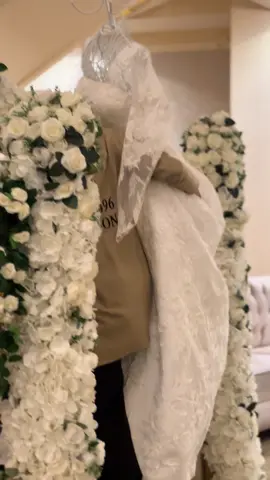 احلى شعور وانت شايله فستان العروسه❤️❤️