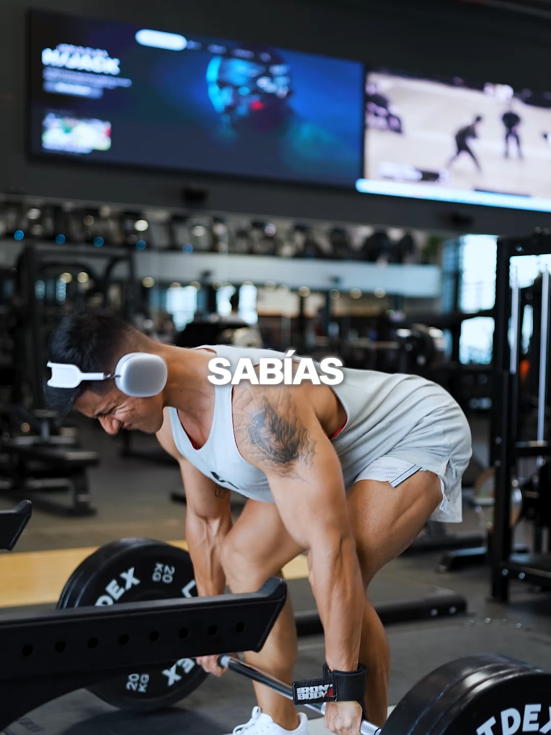 ❌Esto no esta escrito en piedra. El número de repeticiones puede variar según: 🔸Lo que dispones para entrenar. Si bien para zancadas menciono 8 a 12 repeticiones. Supongamos que el máximo peso de mancuernas que dispones en casa, NO te exige para llegar a las justas a ese rango de reps, podrías hacer 15 o más. 🔸Tu nivel de experiencia. Si bien para sentadillas menciono 6 a 10 repeticiones. Supongamos una persona principiante está aprendiendo a realizarlas, podría realizar 15 repeticiones con peso corporal o muy poco peso. 🔸Tu tiempo disponible. Supongamos dispones muy poco tiempo para entrenar. No sería ideal realizar todos tus ejercicios compuestos por 6 repeticiones. Eso requerirá mayor tiempo de descanso entre series, haciendo que tu rutina dure mucho tiempo. Considera ahí bajar un poco el peso para hacer mayor número de repeticiones. Eso te permitirá reducir el tiempo de descanso entre series, y haciendo que tu rutina dure mucho menos. La clave está en que tomes en consideración estos factores y puedas personalizar tu rutina y hacerla efectiva. 🚨Recuerda, las rutinas que realizan tus atletas/influencers favoritos no aplican en ti, Pues ellos viven únicamente del fitness, no hacen nada más. ✅Tú necesitas tomar en consideración estos factores para cambiar tu físico como nunca antes y mejorar tu estilo de vida. Si quieres que te ayude con tu rutina y tu alimentación. Ingresa al ‘LINK DE MI PERFIL’ y podrás aplicar a mi asesoría personalizada 1 a 1. Te haré unas preguntas primero para poder darte la solución más adecuada a tu caso, objetivo, estilo de vida y presupuesto. ¡Vamos a mutar!