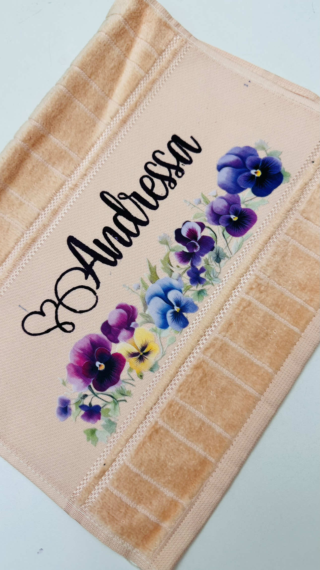 🧼✨ Personalização linda e fácil! Olha só o passo a passo dessa toalha com transfer têxtil de amor-perfeitos e stencil alfabeto 😍 Uma ideia perfeita pra presentear ou vender com muito charme! 🌸💜 🛒 Materiais disponíveis na nossa loja: 🌐 www.sonhosdearte.com.br 📲 WhatsApp: (38) 99916-4761 Marca quem vai amar fazer essa belezura! 💬 #ToalhaPersonalizada #TransferTextil #StencilAlfabeto #PinturaEmTecido #ArtesanatoCriativo #DIYArtesanato #SonhosDeArte 