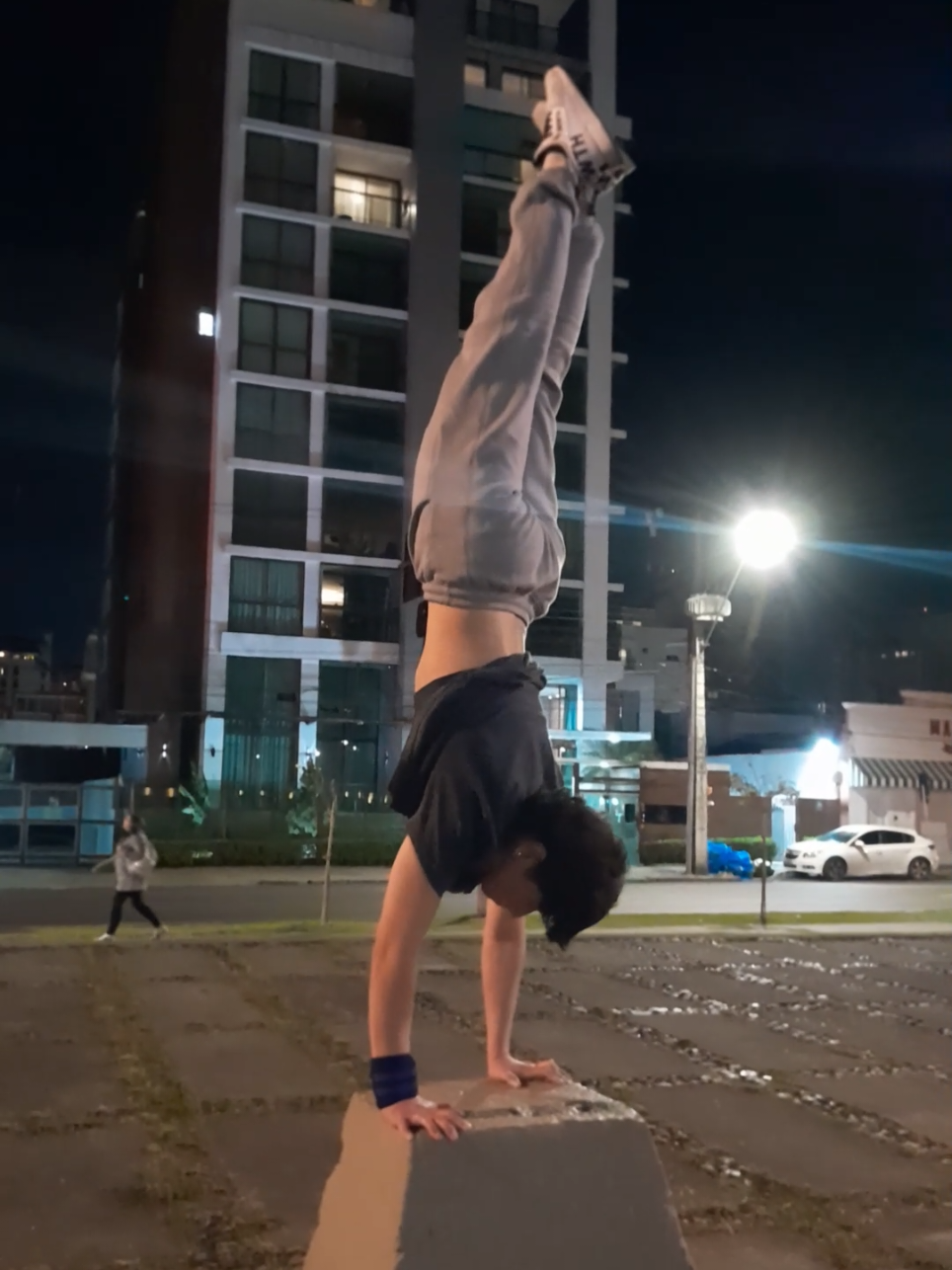 Aquele treino noturno de qualidade😌 #calisthenics #calistenia #handstand #parkour #backflip #viral 