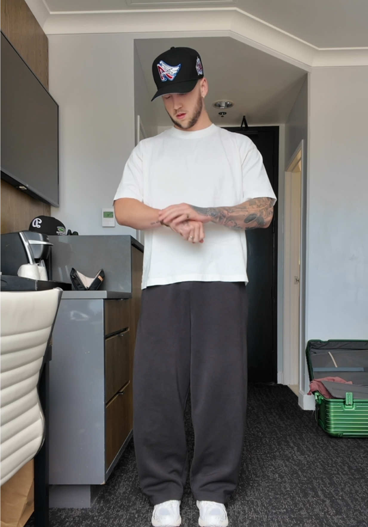 GRWM in Seattle🫶🏻 A Casio watch will always upgrade an outfit⏱️ Hat: @neweracap  Top: @H&M  Bottoms: @UNIQLO USA  Shoes: @ASICS  Scent: @Aesop  @BEÉLE #fyp #foryoupage #video #parati #grwm #seattle #fit #outfit #beele 