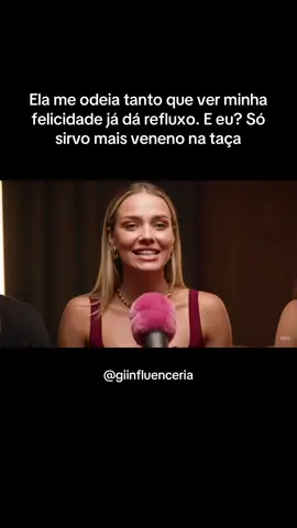 Tem gente que me odeia tanto que a minha felicidade já vira veneno. E eu? Eu sirvo com gelo e taça de cristal. 👉Salva, comenta e marca aquela que precisa ouvir isso. #gifalamesmo #deboche #fyyyyyyyyyyyyyyyy #podcastdagiia #ginaoseanula 