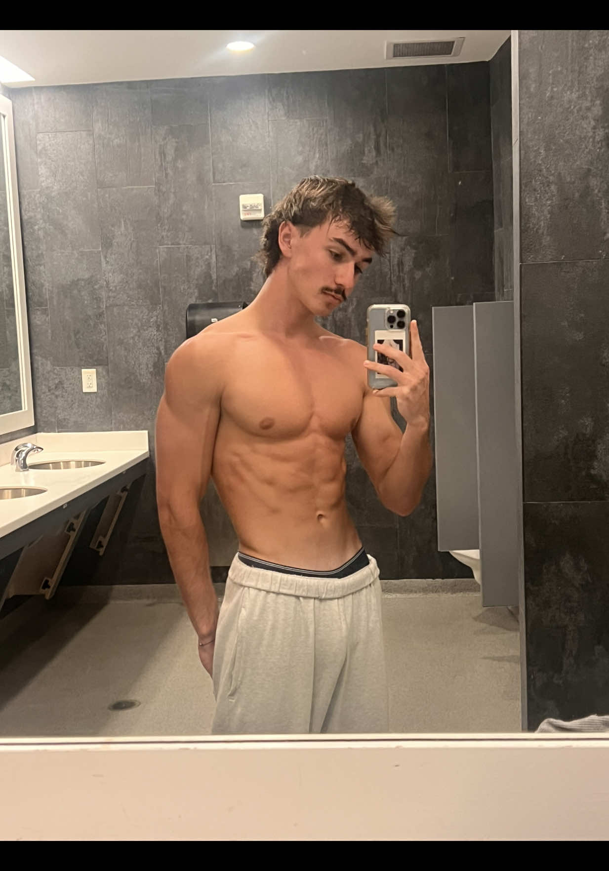 High Intenisty Fullbody Kettlebell workout. 30 Seconds on 30 Seconds off for the whole workout. #kettlebellworkout #workoutroutine #workoutchallenge #healthylifestyle #tips 