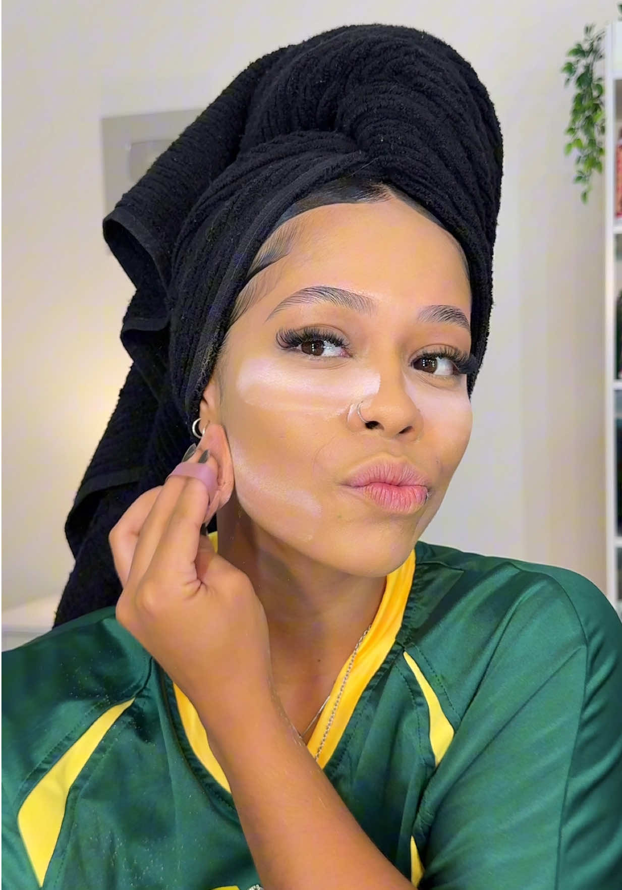 Tutorial da minha maquiagem 💄💋⭐️👩🏽‍🦱 gostaram amigas?  . . . . #tutorialdemaquiagem #tutorialdemake #maquiagem #curlyhair #penteado #finalizacaodecachos #cacheadas #make #makeuptutorial #beleza #maquiagemdiadia 