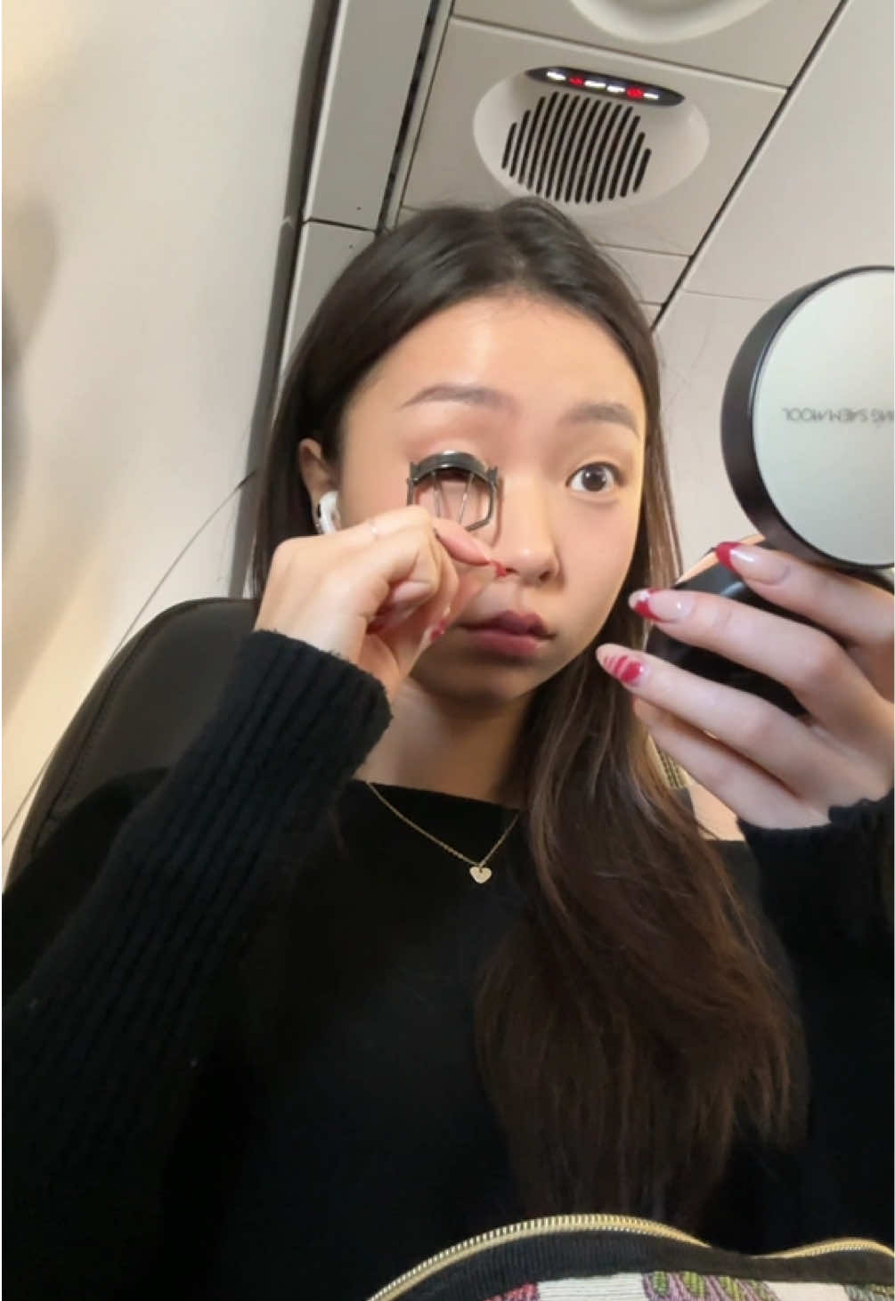 GRWM in the plane✈️✨ . #grwm #makeup #monolid #simple #cleangirl #challenge #airplane #plane #fast #lm #ldr #la #seattle #asmr #korean #maquiagem #coreana 