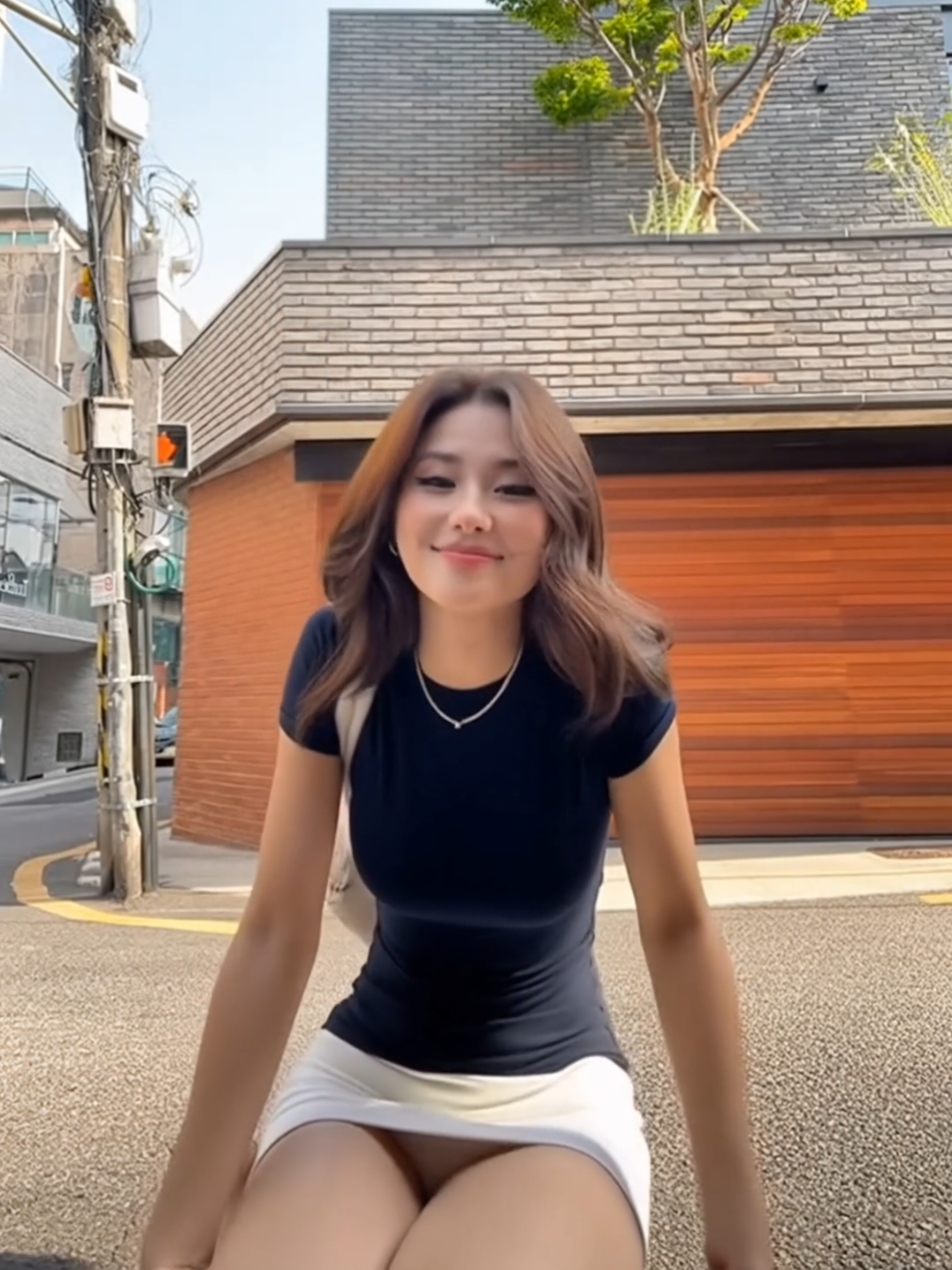 Lady in short white mini skirt cross her legs when sitting down #sggirls🇸🇬❤ #sggirls🇳🇵❤ #sggirlsquad🦜🦜🦜 #sggirls🇸 #officeladies 