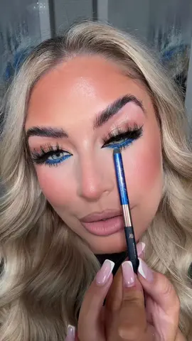 You did this @Charlotte Tilbury she’s ICONIC #blueundereye #charlottetilburymakeup #Eyeliner #blueeyeliner 