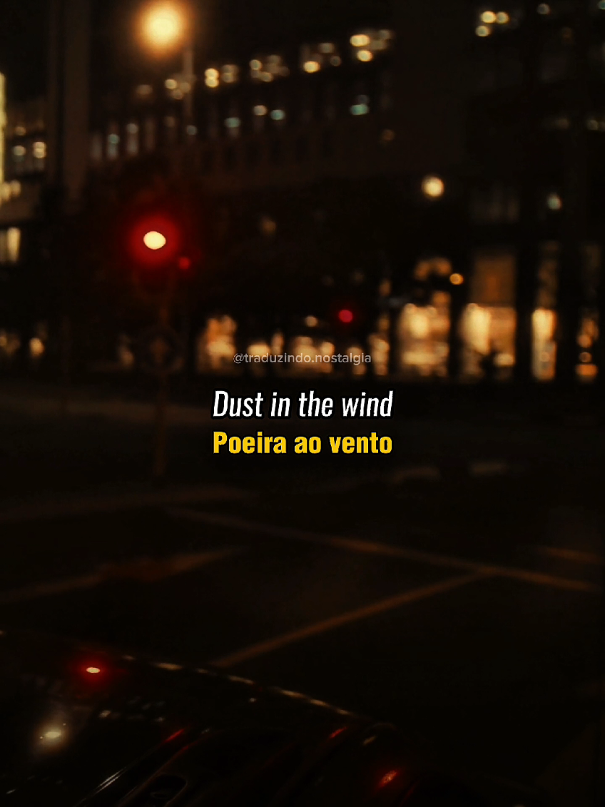 Dust in the Wind • Kansas  Lançada em 1977, essa música é um lembrete suave de que tudo na vida é passageiro. Com uma melodia delicada e uma letra que toca fundo, ela nos convida a refletir sobre a brevidade da existência — como se fôssemos apenas poeira ao vento.  Talvez por isso, tantos ouçam em silêncio… com o coração apertado de saudade de algo que nem sabem dizer.  #DustInTheWind #Kansas #Anos70 #Flashback #baladaromântica #letrasdemusicas #lovesong #tipografia #lyrics_songs #status  