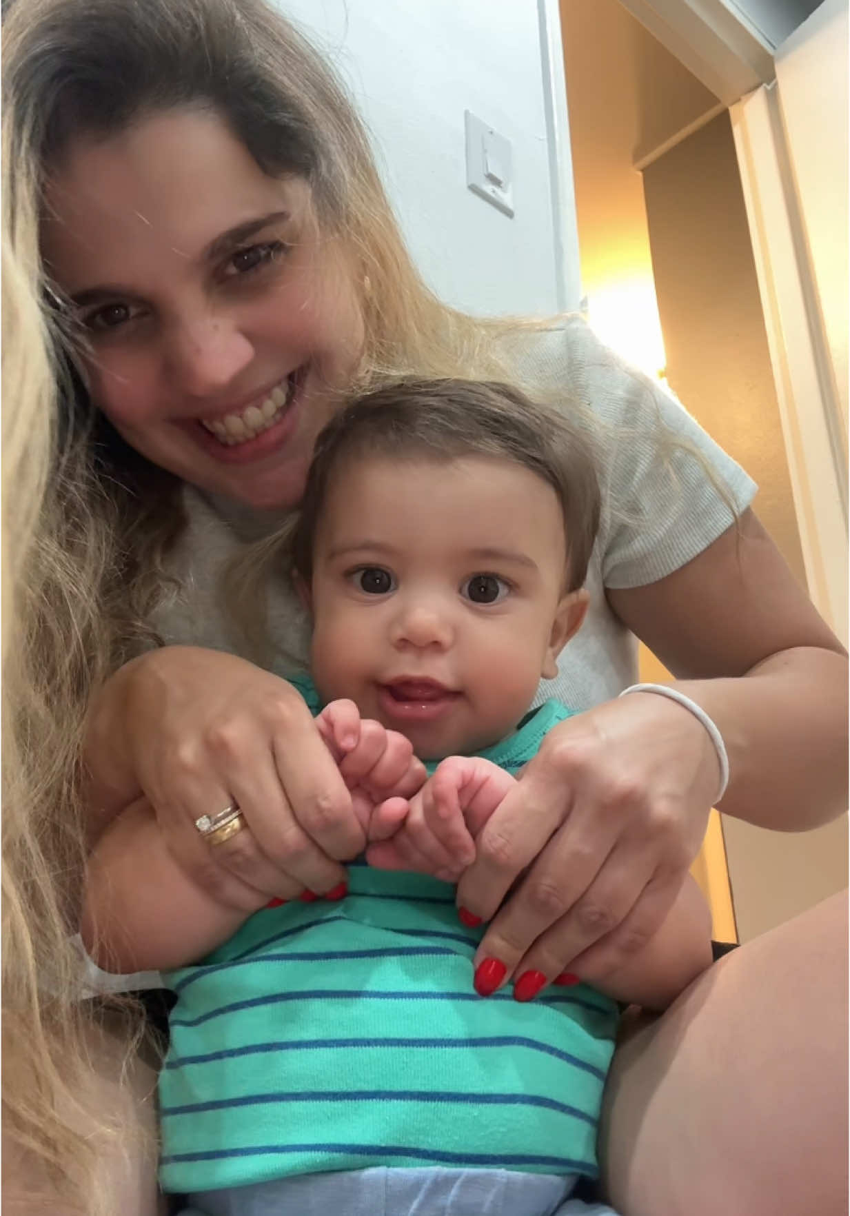 Pa’ que le den like a mi mami dice Derek 🫢😳 #trend #risa #motherhood #maternidad #fyp #bebe #8meses #viral #venezuela #boymom #parati 