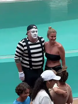 It's so funny. Tom the mime Seaworld #mimeseaworld #seaworldmime #tomthemime #funny #seaworldorlando #seaworld #comedy #funnyvideos #funnyshorts #fun #mime 